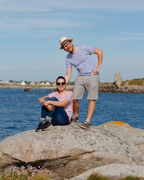 Gaëlle y Nicolas sobre una roca frente al mar, cerca del menhir de Cam Louis, en Bretaña