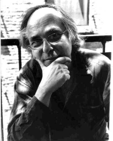 Portrait en noir et blanc de l'auteur de bande dessinée Art Spiegelman, la main posée sous le menton.