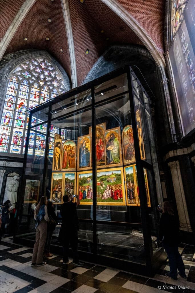 L'Adoration de l'Agneau Mystique dans sa vitrine à la cathédrale Saint-Bavon de Gand.
