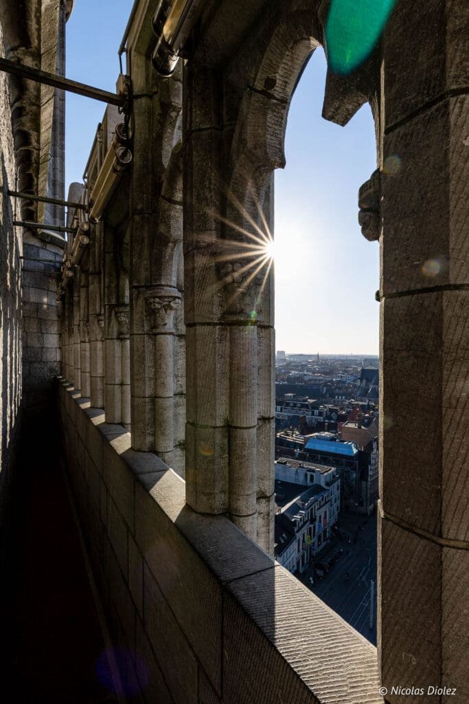 Vue depuis le Beffroi de Gand sur les toits de la ville et le soleil.