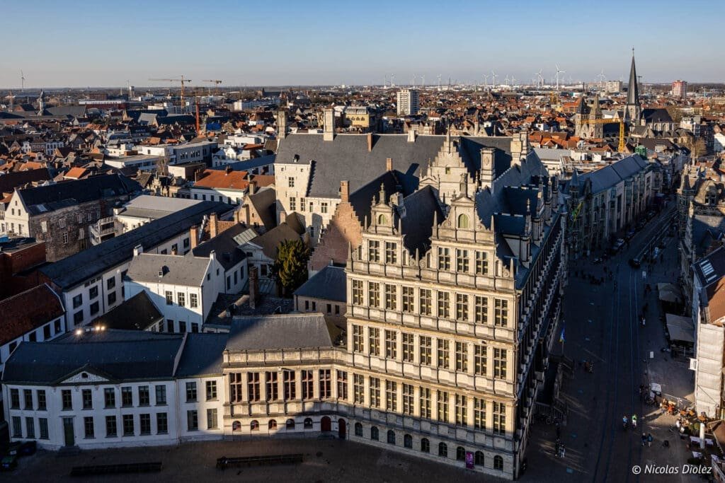 Vue aérienne de l'Hôtel de Ville de Gand et des toits de la ville.