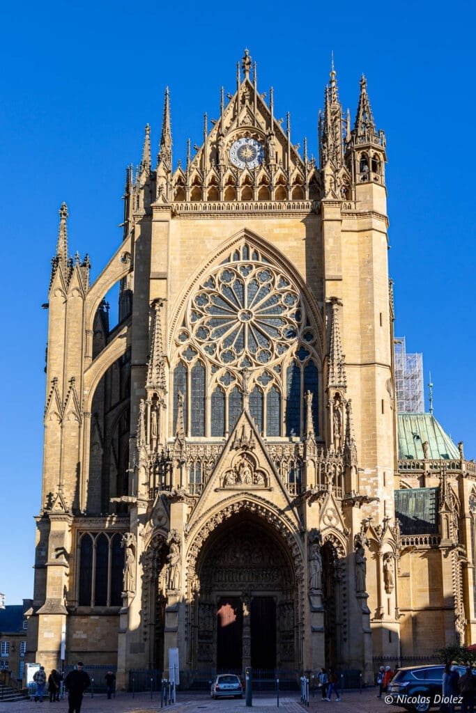 Façade de la cathédrale Saint-Étienne de Metz, architecture gothique, sous le soleil.