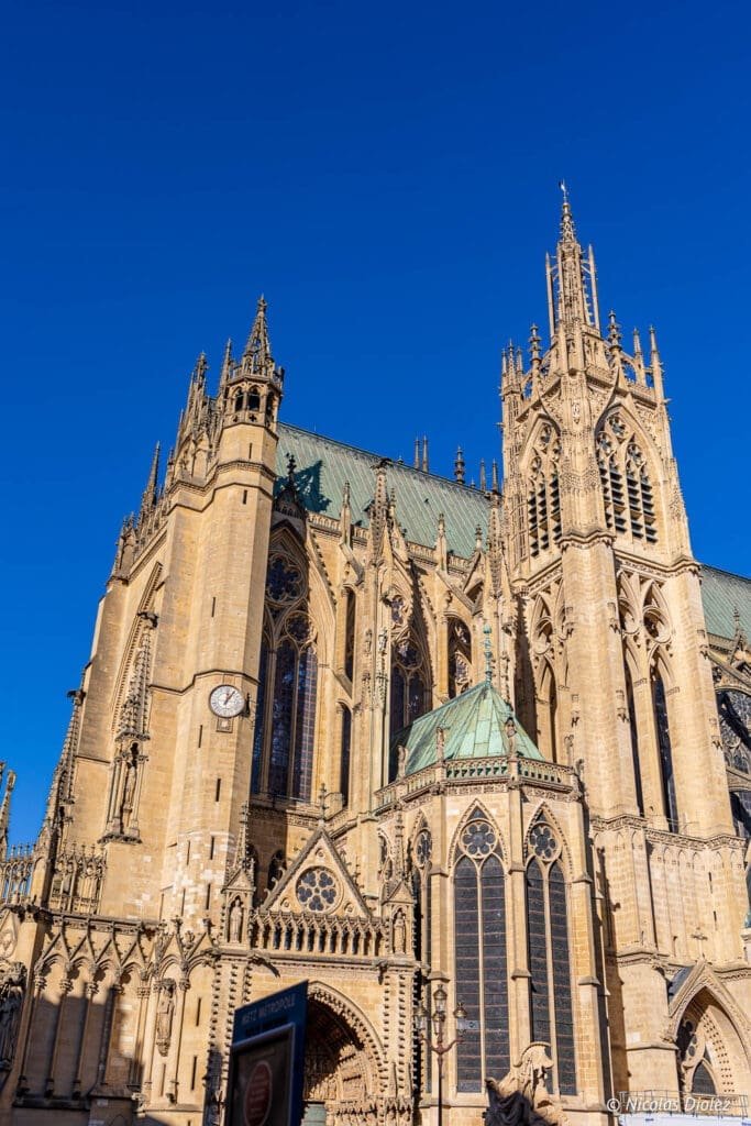 Cathédrale Saint-Étienne de Metz, architecture gothique, sous un ciel bleu.