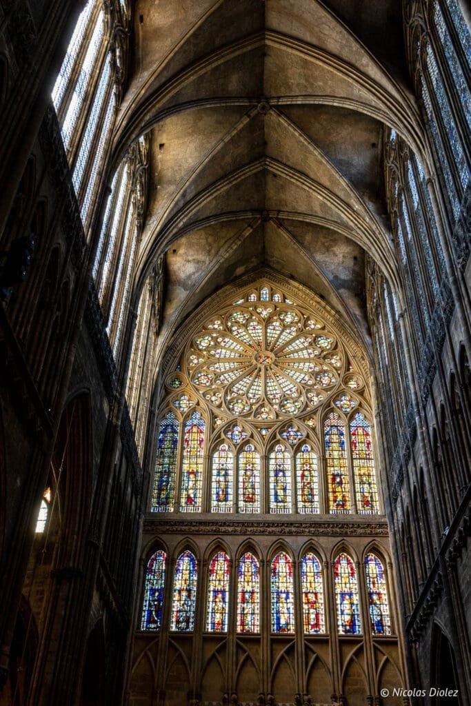 Intérieur gothique de la Cathédrale Saint-Étienne de Metz, vitrail rose.