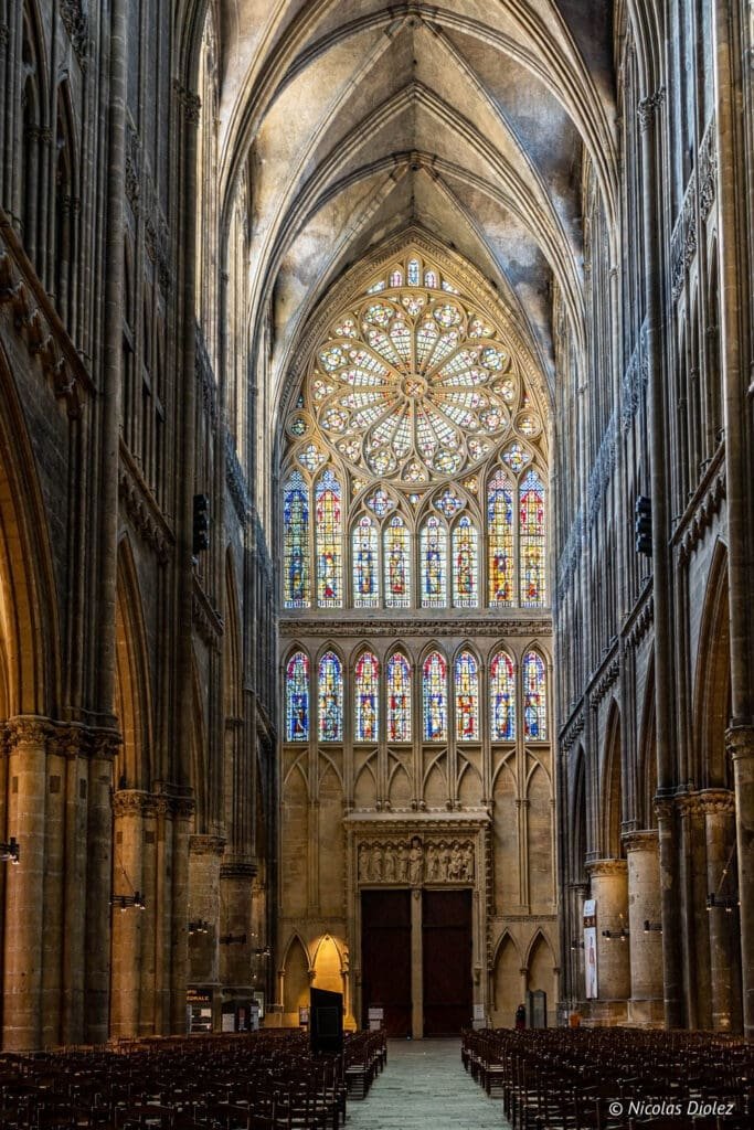 Intérieur cathédrale Saint-Étienne de Metz, vue sur la rosace et les vitraux.