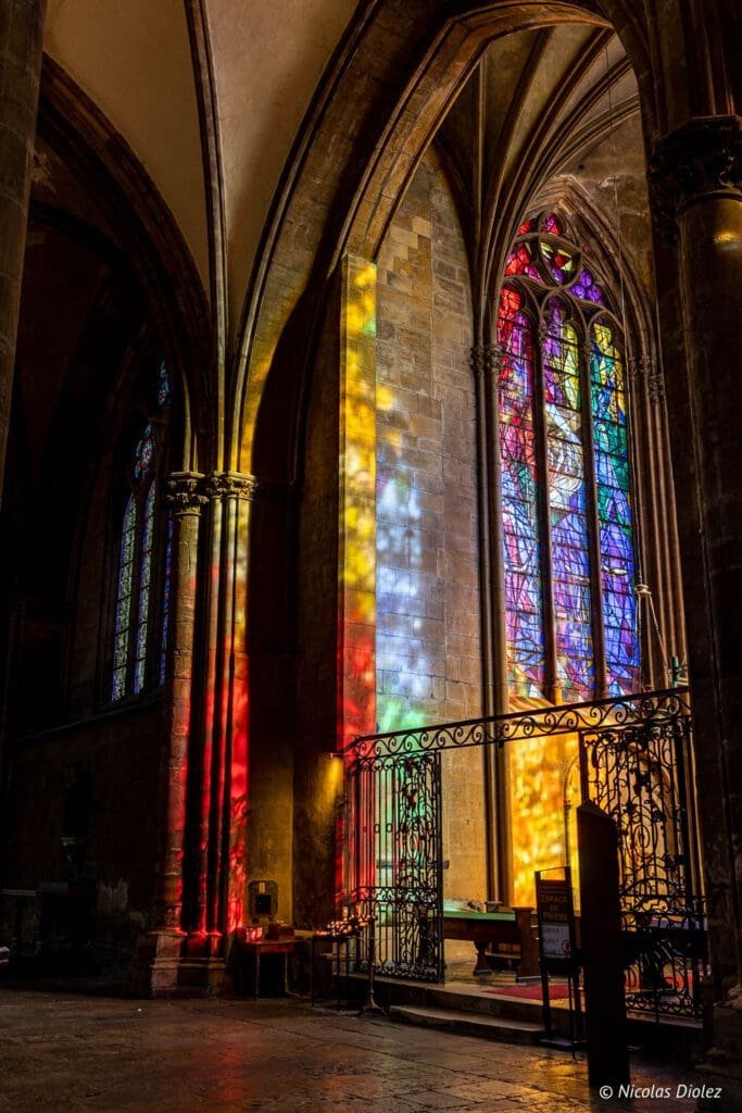 Intérieur Cathédrale Saint-Etienne de Metz, vitraux et jeux de lumière colorée.