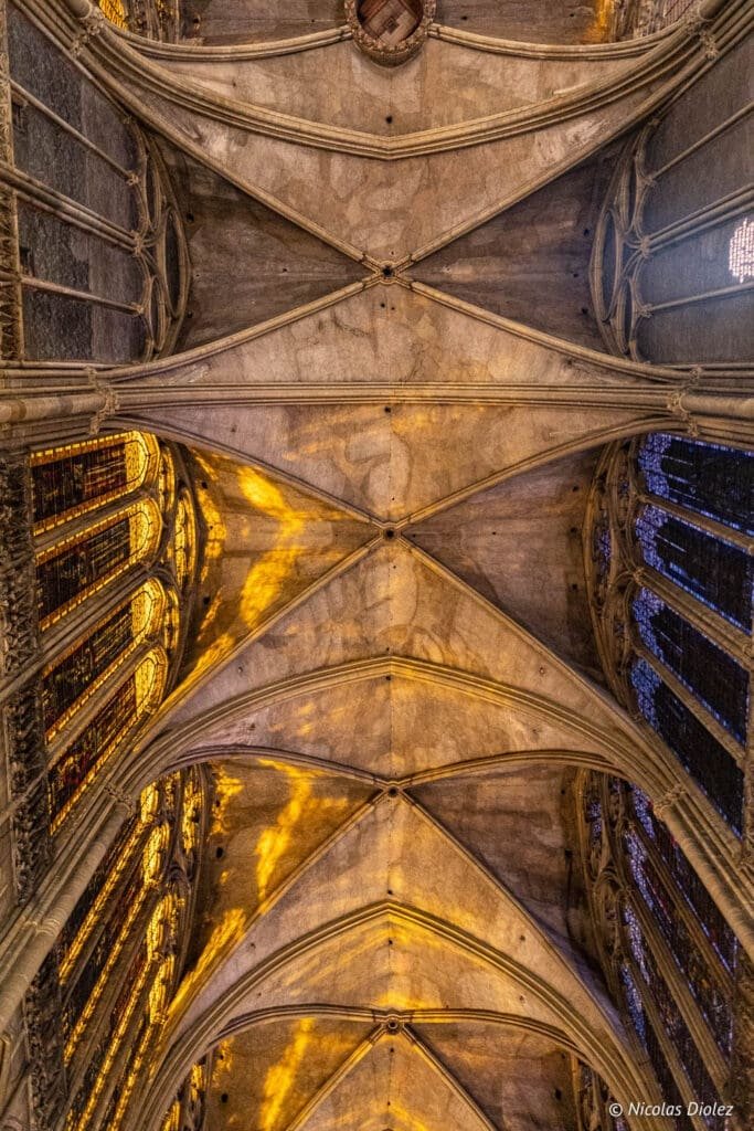 Voûte gothique de la cathédrale Saint-Étienne de Metz avec jeux de lumière vitraux.