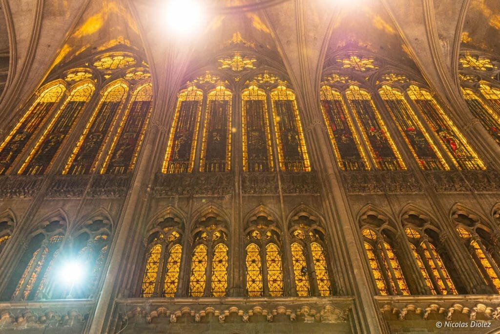 Intérieur de la Cathédrale Saint-Étienne de Metz, vitraux gothiques illuminés.