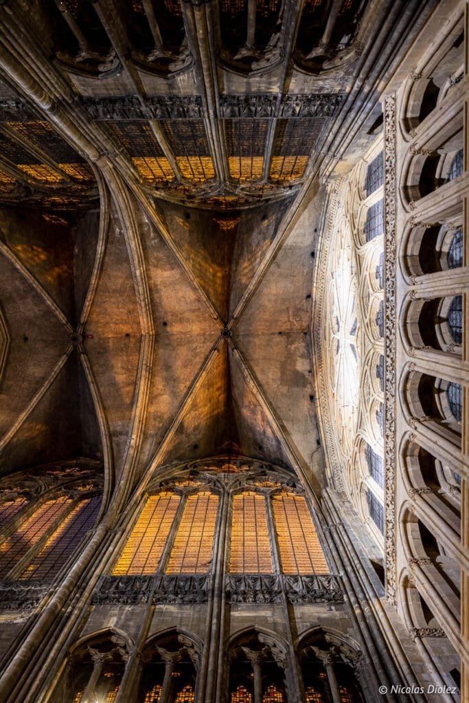 Intérieur gothique de la cathédrale Saint-Étienne de Metz, voûtes et vitraux illuminés.