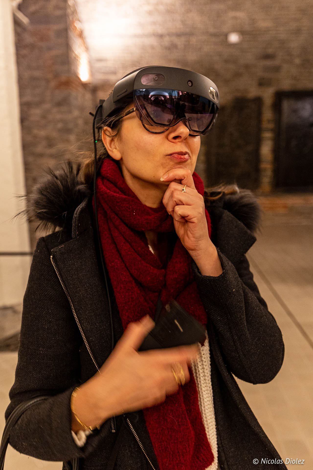 Femme avec lunettes réalité augmentée explorant Gand.