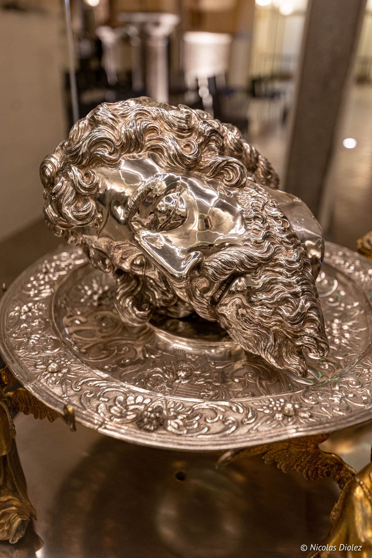 Reliquaire en argent représentant une tête, exposé à la Cathédrale Saint-Bavon de Gand.