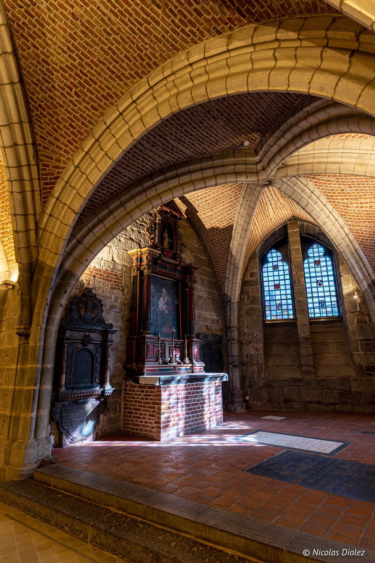 Intérieur de la Cathédrale Saint-Bavon de Gand, chapelle avec autel et vitraux.
