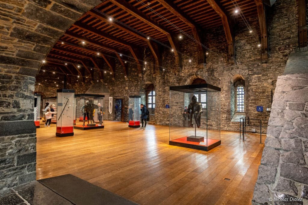 Intérieur du Château des Comtes de Gand avec armures médiévales exposées.