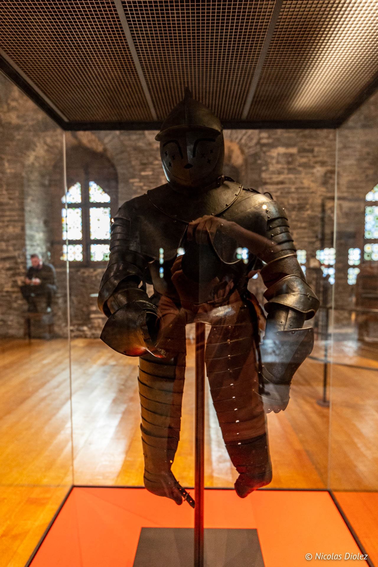 Armure médiévale exposée dans une vitrine au Château des Comtes de Gand.