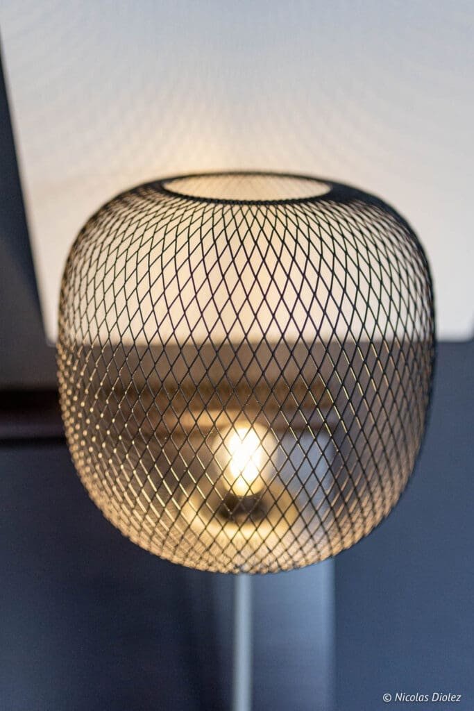Suspension moderne en métal grillagé illuminant l'intérieur de l'Hôtel MGallery La Citadelle Metz.