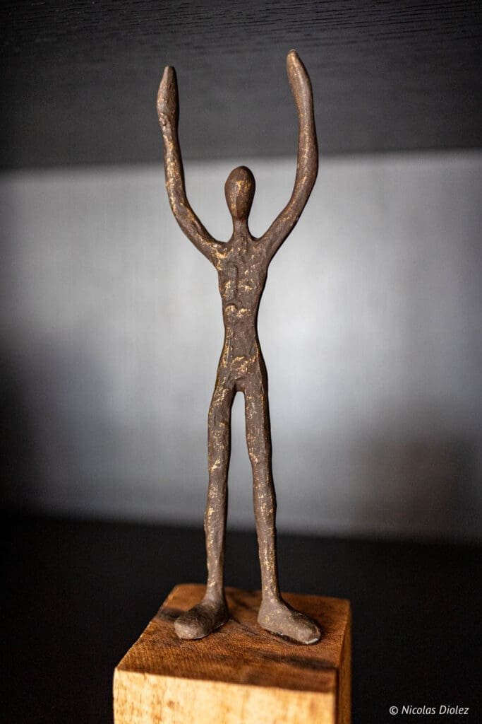 Statuette en bronze aux bras levés, décoration Hôtel MGallery Metz.