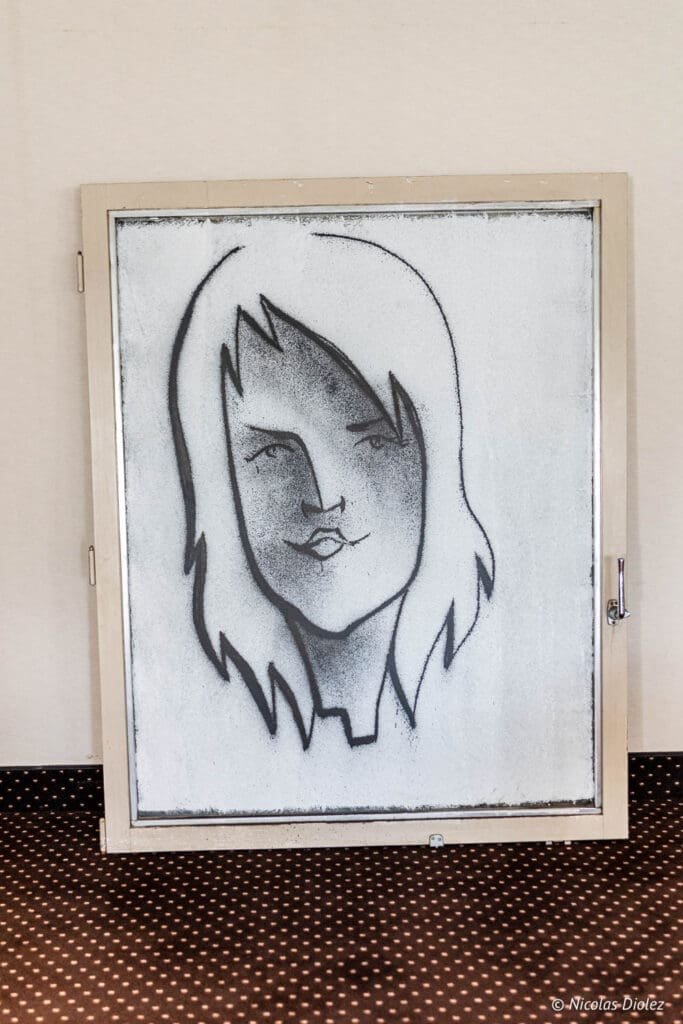 Portrait style graffiti noir et blanc encadré, Hôtel MGallery La Citadelle Metz.