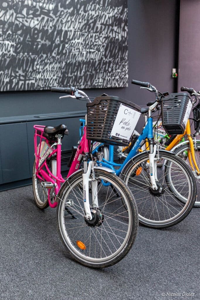 Vélos électriques disponibles à la Citadelle Metz, dont un rose et un bleu, pour visiter la ville.