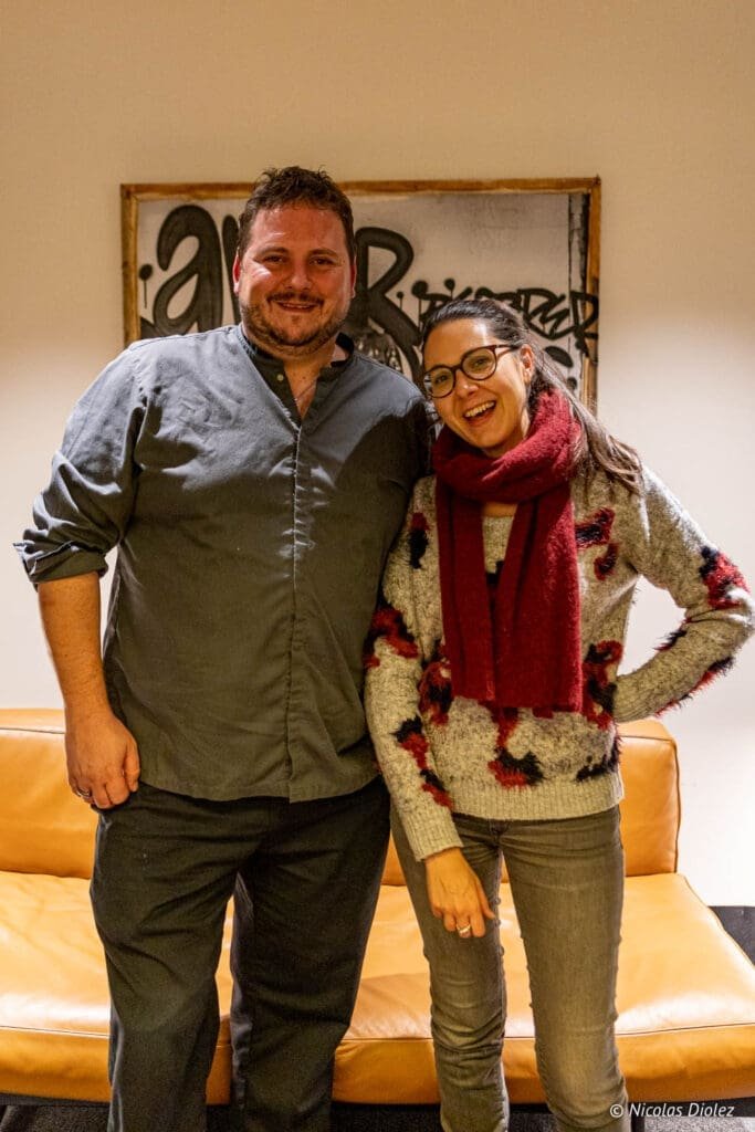 Couple souriant devant un graffiti, Hôtel MGallery La Citadelle Metz.