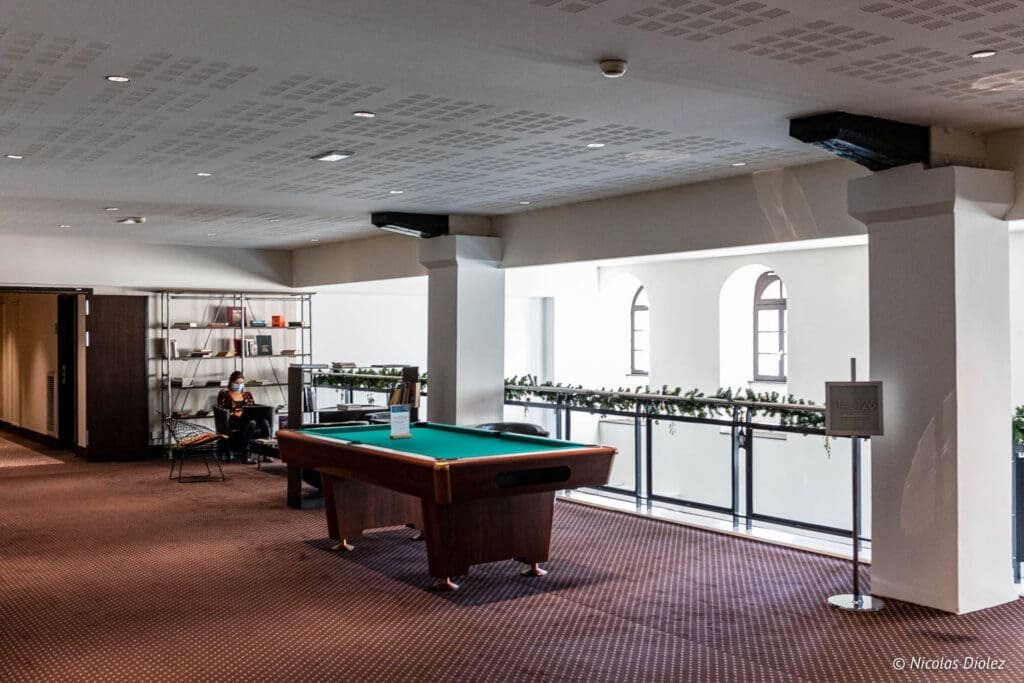 Espace détente avec table de billard à l'Hôtel MGallery La Citadelle Metz.