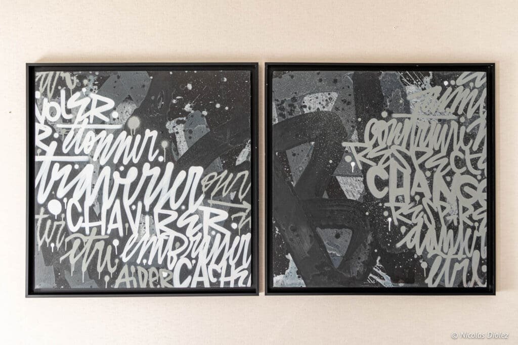 Duo de tableaux abstraits style graffiti noir et blanc à l'Hôtel MGallery Metz.