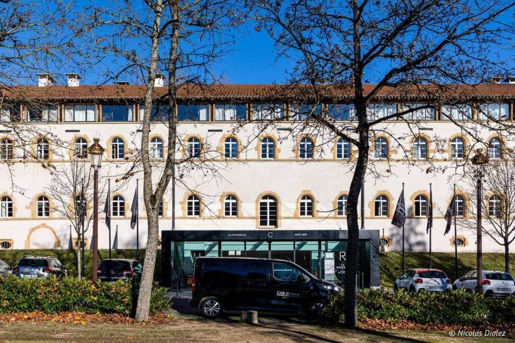 Façade Hôtel MGallery La Citadelle Metz, avec arbres nus et enseigne La Citadelle Metz 1550.