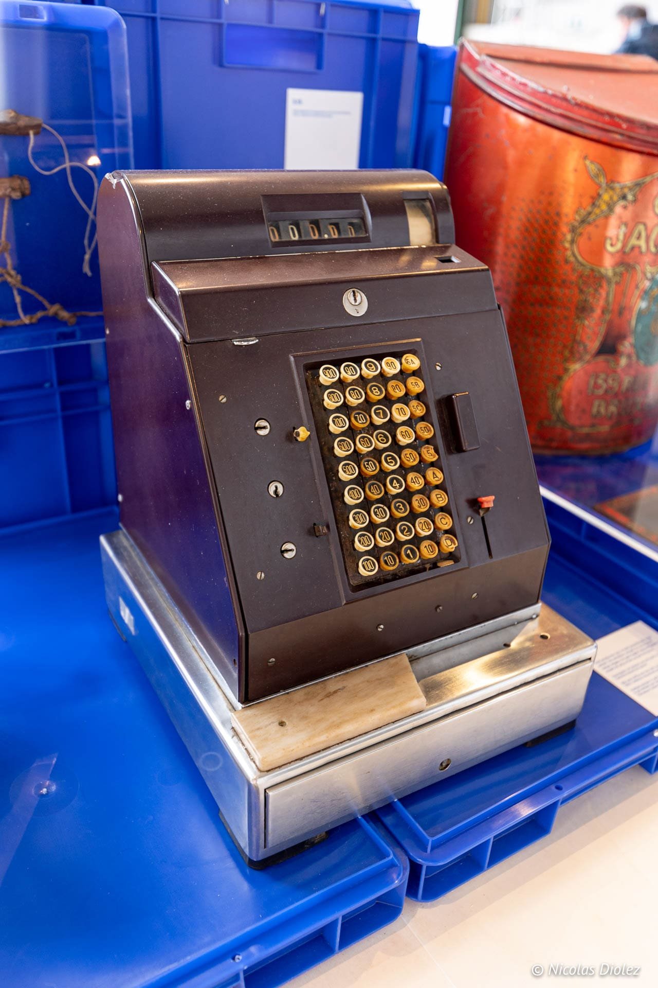 Caisse enregistreuse ancienne au Musée de l'Industrie de Gand.