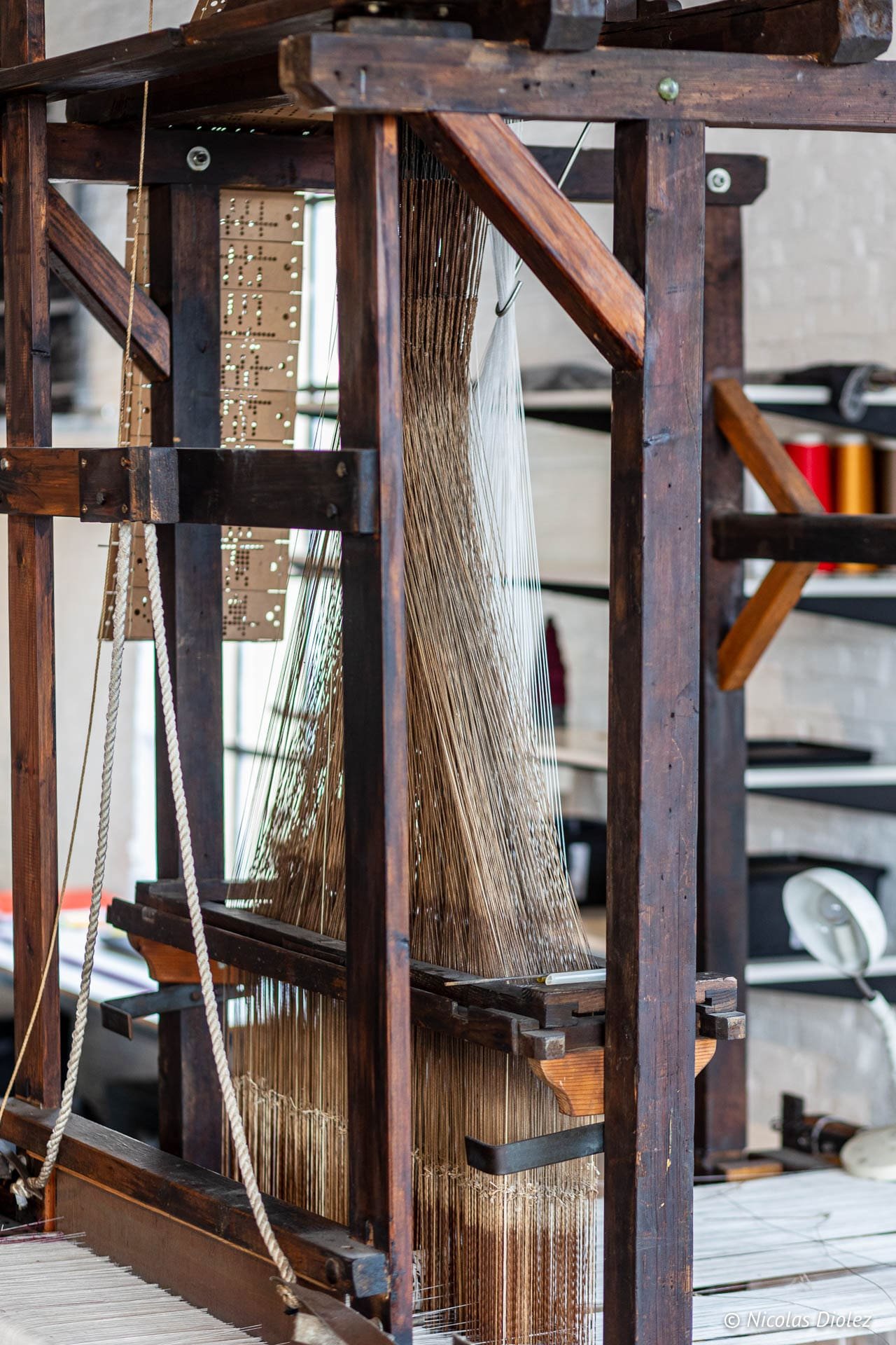 Métier à tisser ancien en bois avec cartes perforées au Musée de l'Industrie de Gand.