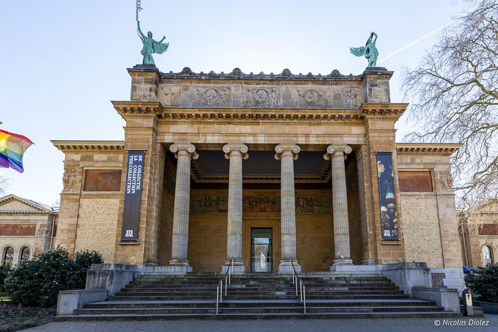 Façade du Musée des Beaux-Arts de Gand (MSK) avec bannières "De Collectie The Collection".