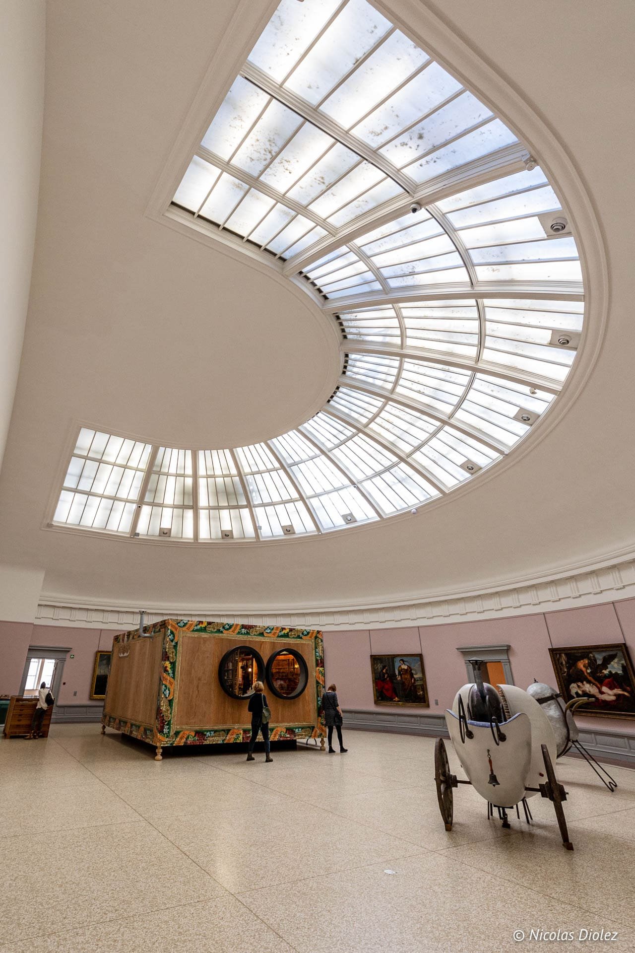 Intérieur du Musée des Beaux-Arts de Gand avec œuvres et dôme vitré.