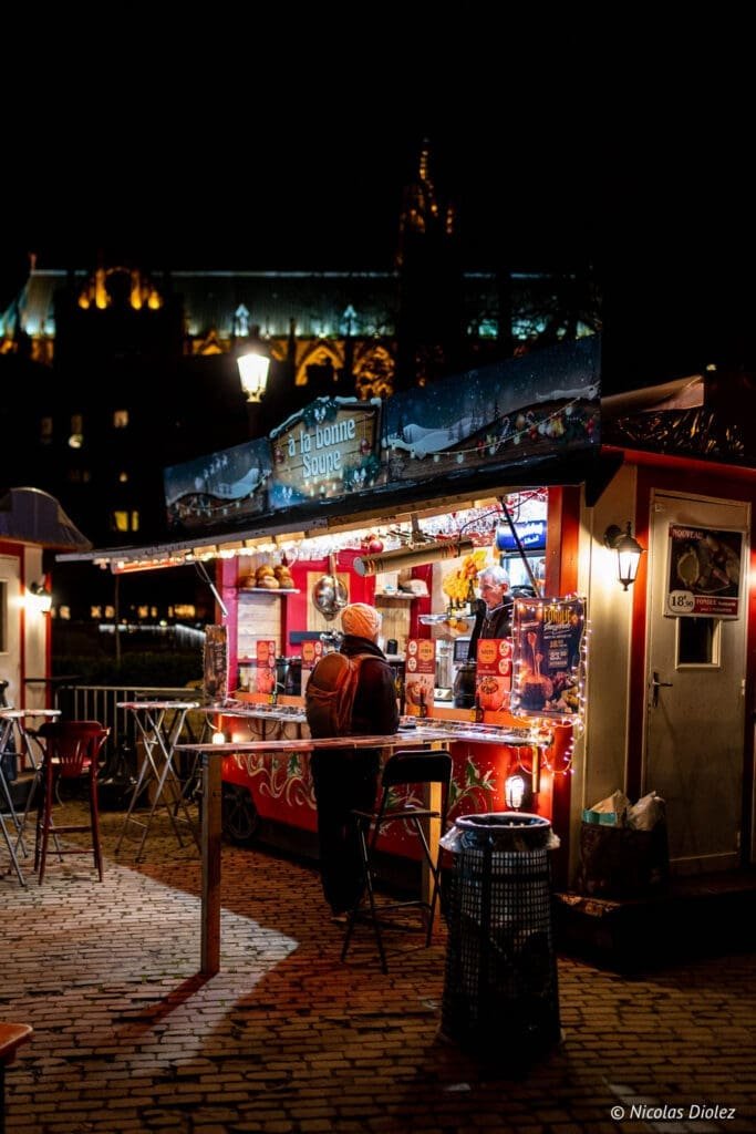 Chalet de soupe "à la bonne Soupe" au marché de Noël de Metz la nuit.
