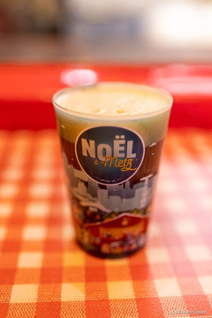 Verre à boisson du marché de Noël de Metz avec inscription "Noël à Metz".