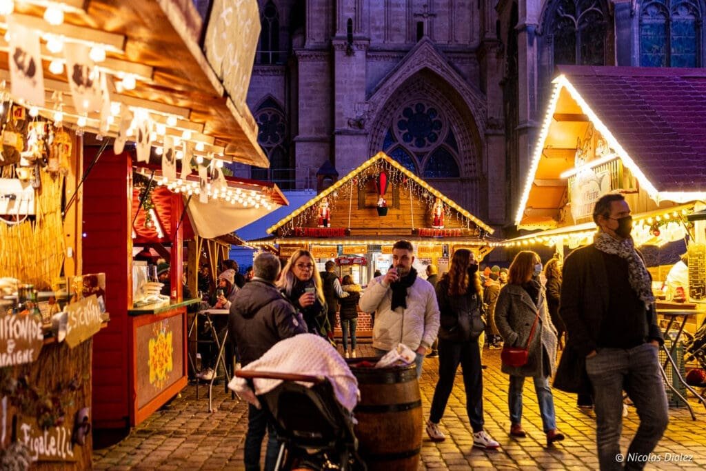 Village de Noël de Metz en soirée devant la cathédrale, ambiance festive.