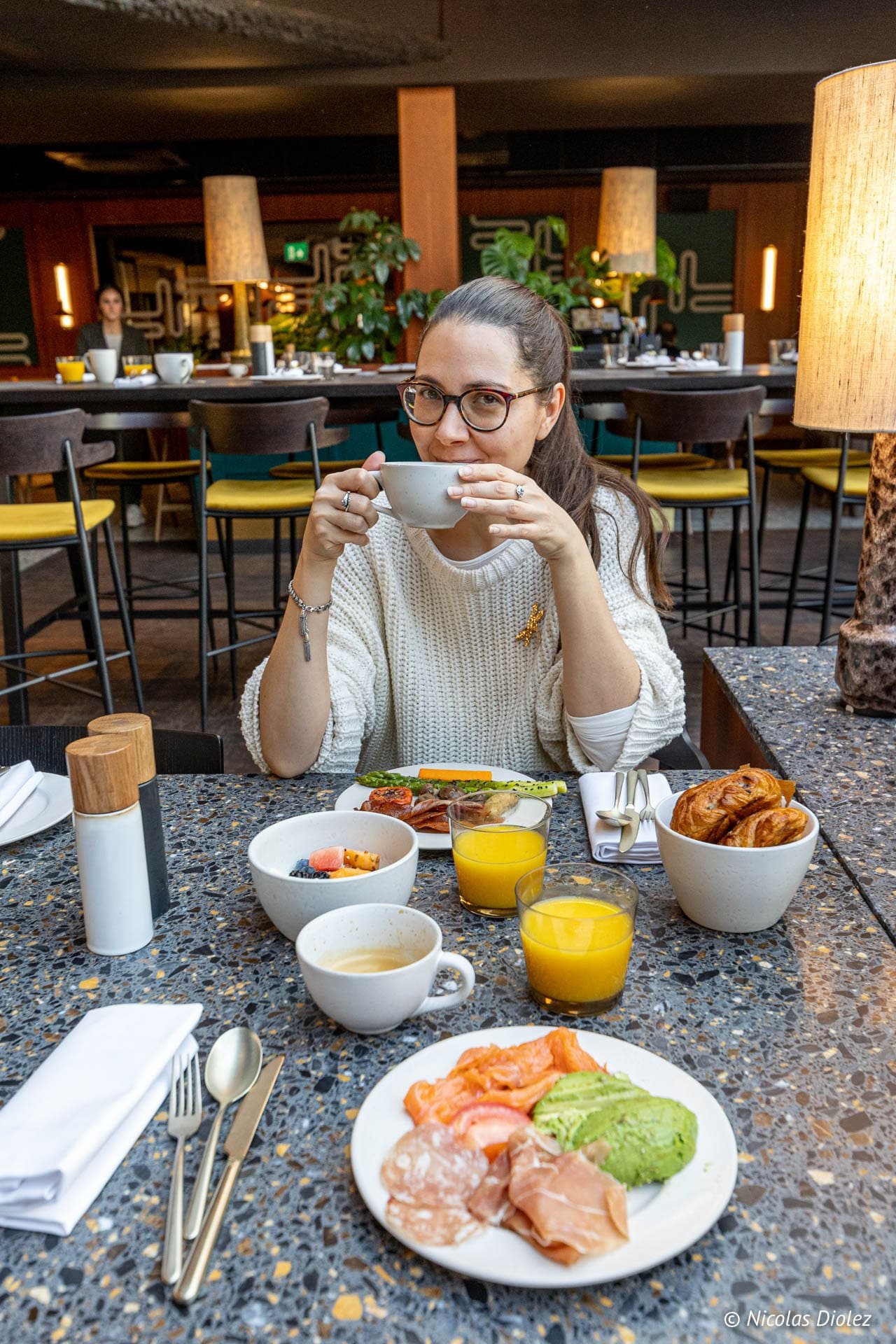 Femme prenant un petit-déjeuner copieux à l'hôtel Yalo à Gand.