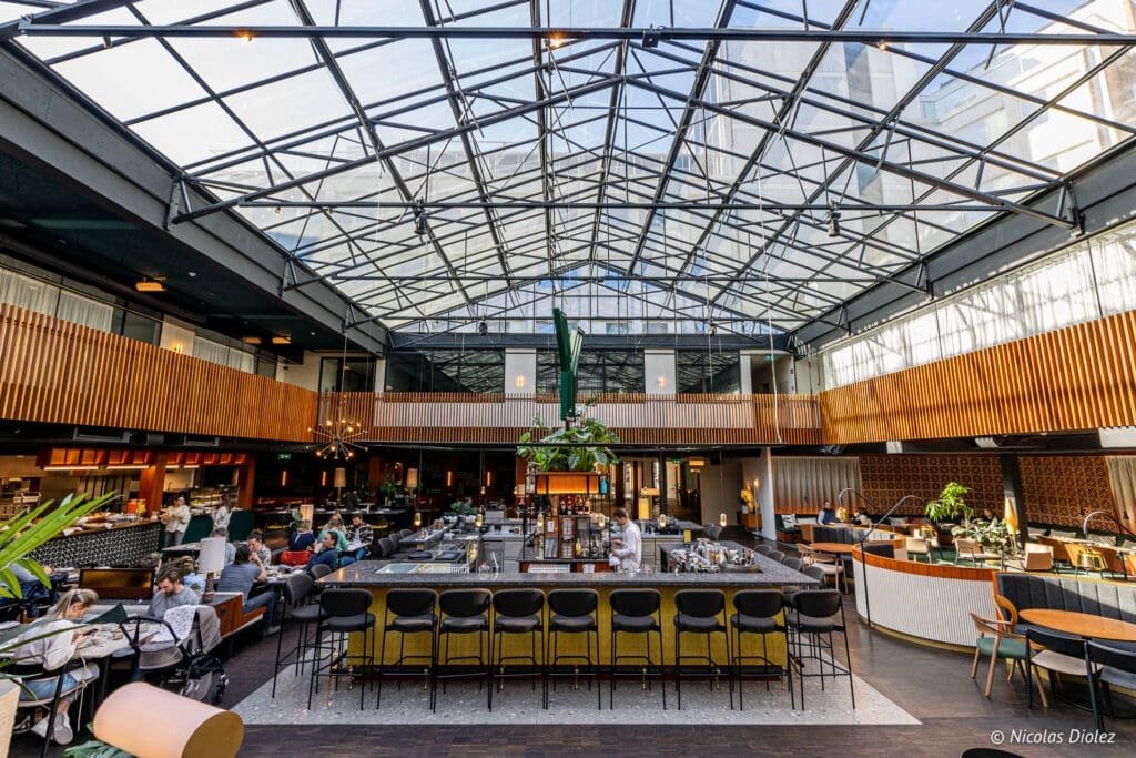 Bar et espace lounge moderne sous verrière de l'hôtel Yalo à Gand.