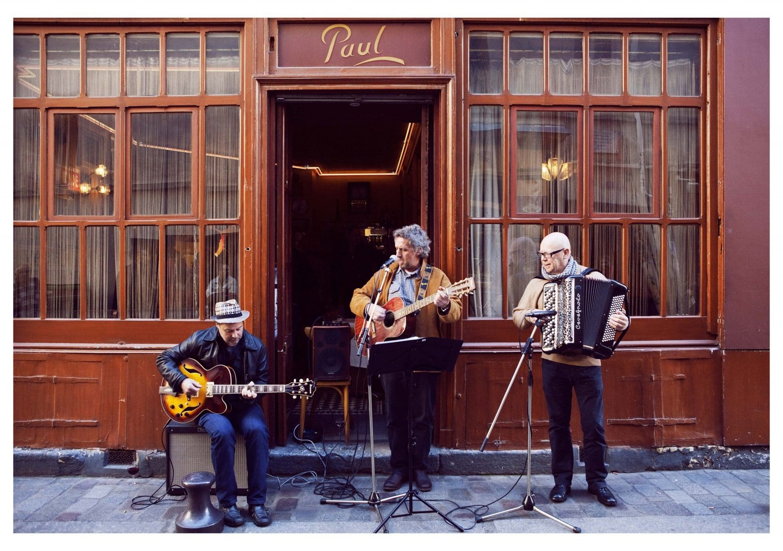 Chez Paul Bastille Quartier Libre ® Kleber de Quay Trio de musiciens jouant devant le bar "Paul" Bastille Quartier Libre.