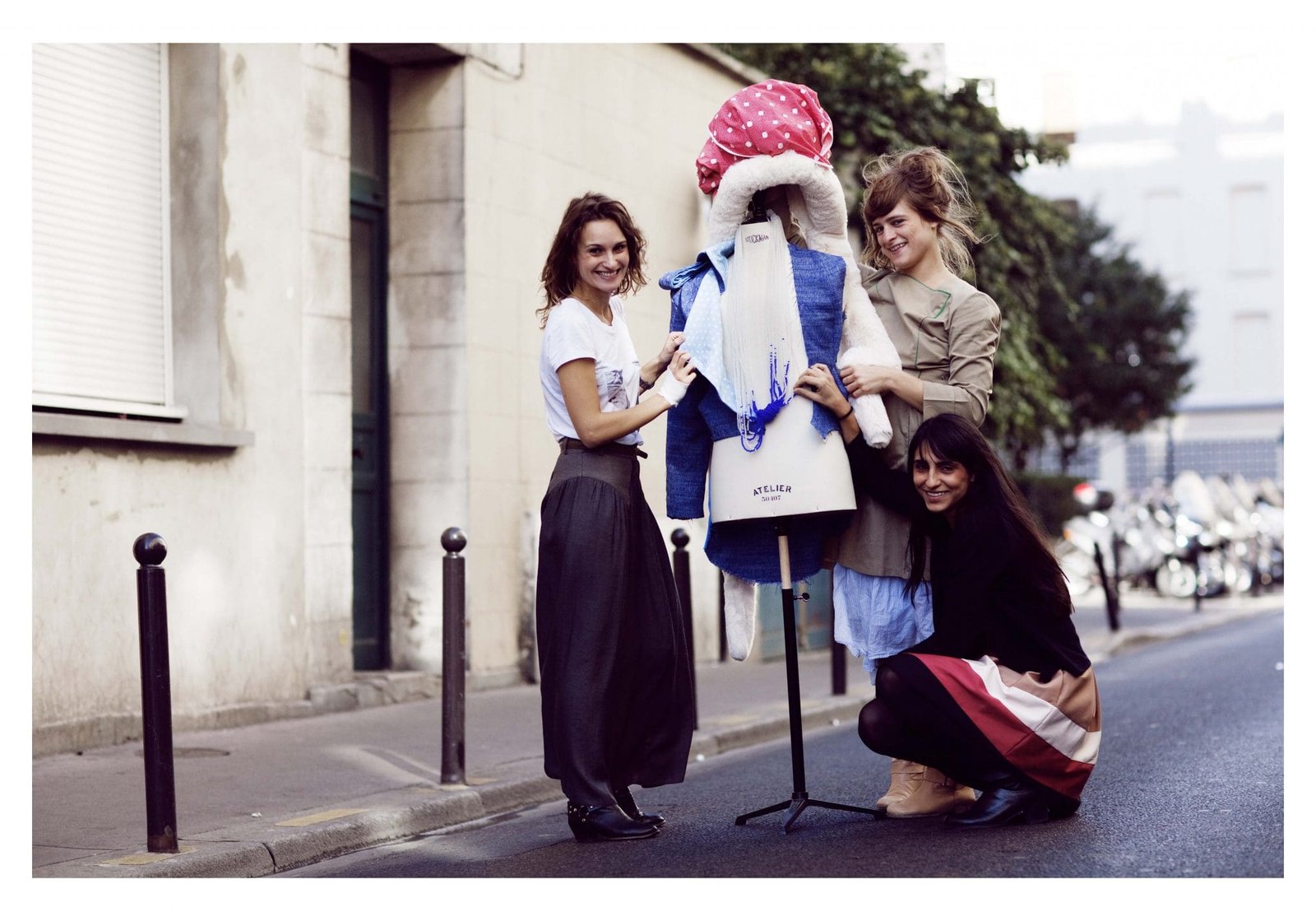 Ideal Blank Bastille Quartier Libre ® Kleber de Quay Créatrices ajustant une tenue sur mannequin lors du Festival Bastille Quartier Libre.