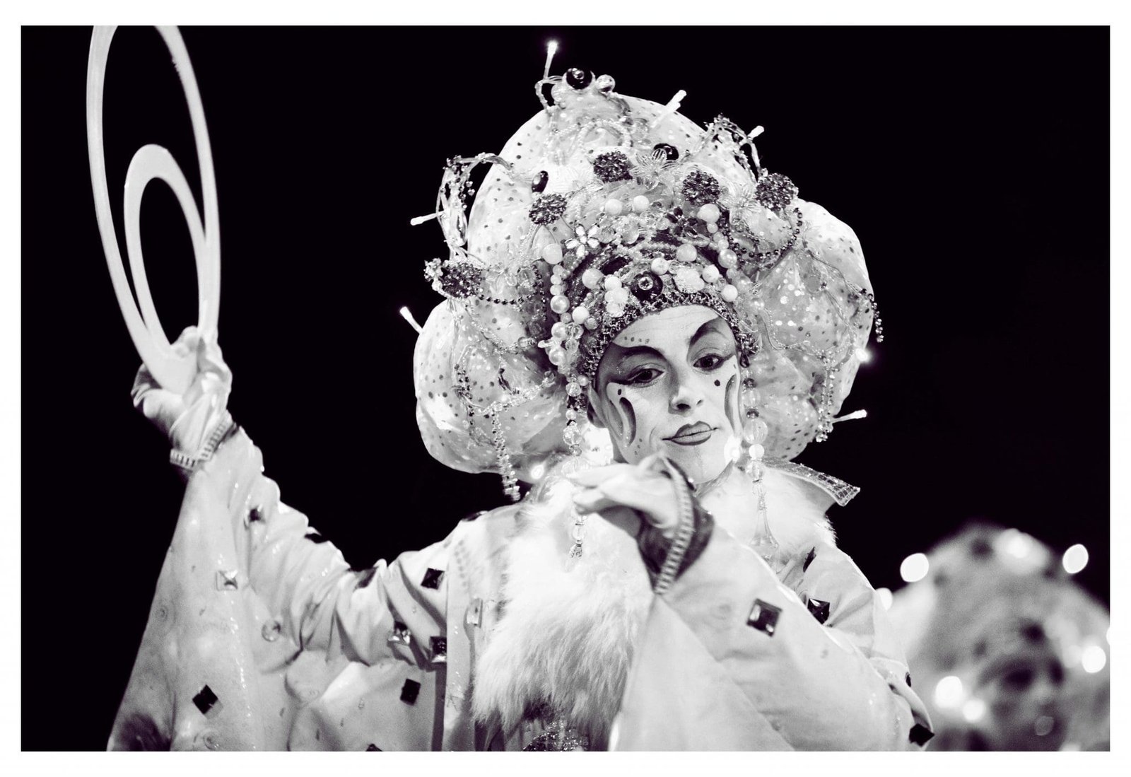 Les Saintes de Glace Bastille Quartier Libre ® Kleber de Quay Artiste costumé et maquillé du Festival Bastille Quartier Libre avec coiffe ornée.