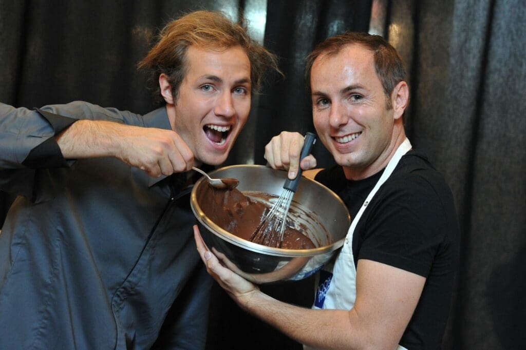 Benjamin Darnaud et Jean-Philippe Doux ®julienmillet Benjamin Darnaud et Jean-Philippe Doux préparant du chocolat au Salon du Chocolat.
