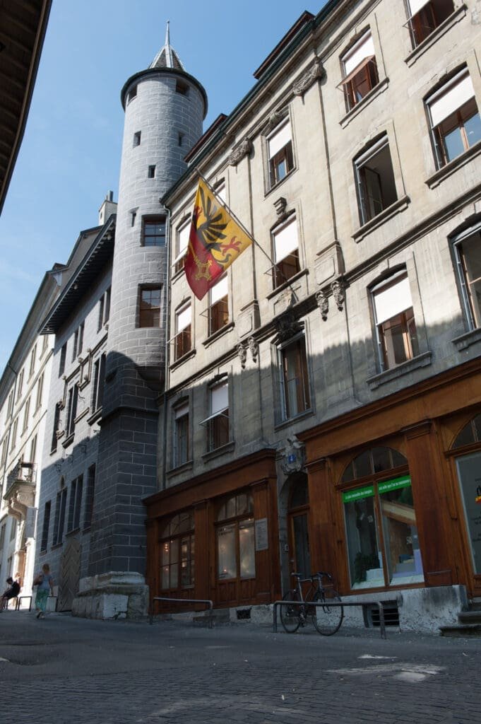 Maison Tavel Genève avec tour et drapeau cantonal à Genève.