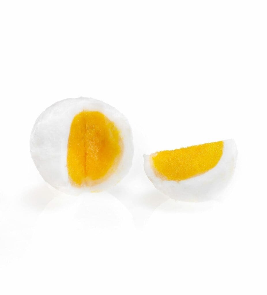 WikiPearls Coco Mangue coupées en deux sur fond blanc