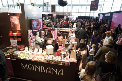 Salon du Chocolat 2011 Stand Monbana au Salon du Chocolat avec foule de visiteurs.