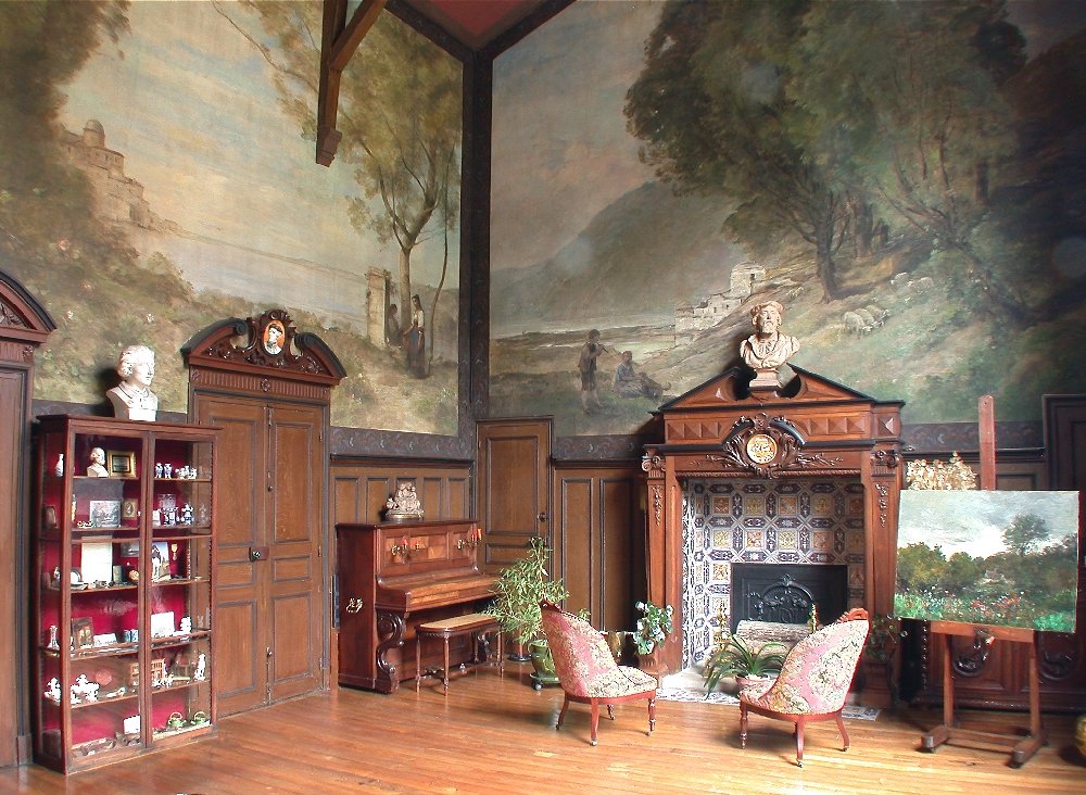 Intérieur de la Maison-Atelier de Daubigny avec fresques murales et mobilier d'époque.