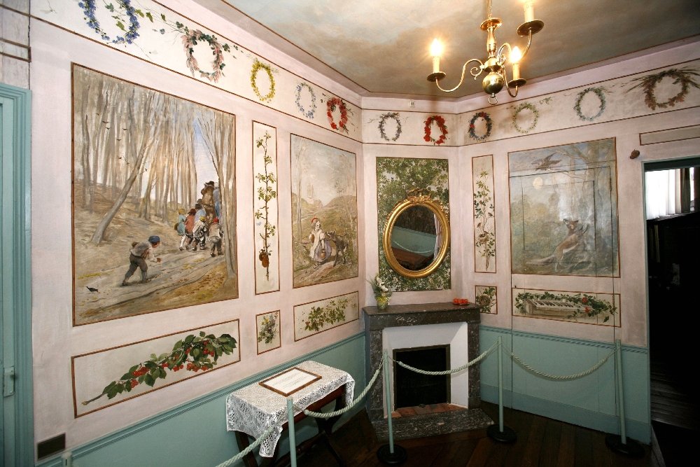 Intérieur décoré de peintures murales et de miroirs à la Maison-Atelier de Daubigny.