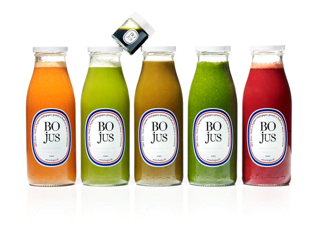 Bouteilles de jus détox colorés Bojus, fruits et légumes pressés à froid.