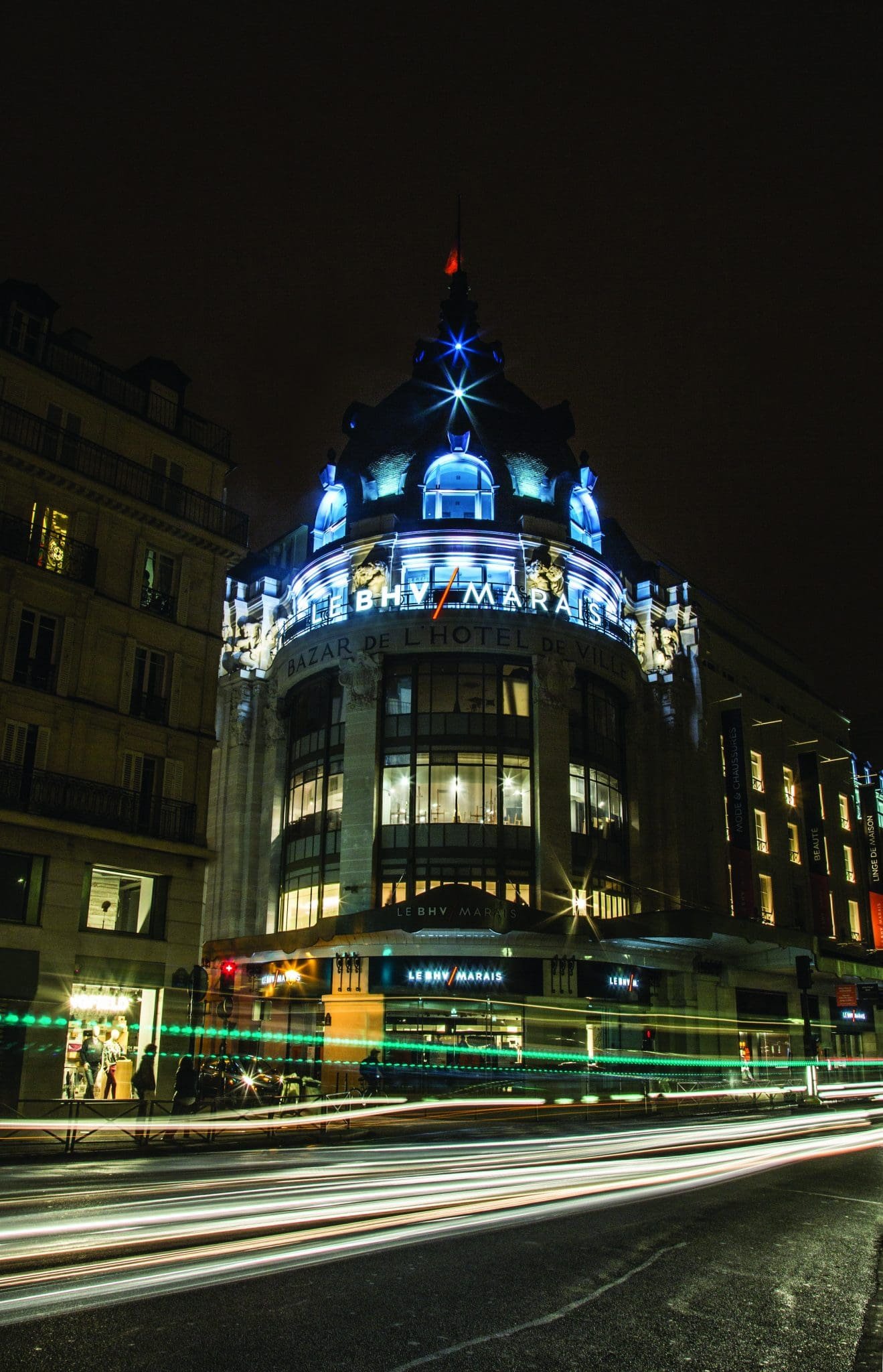 LE BHV MARAIS ©LudovicJaffrenou Le BHV Marais la nuit, traces lumineuses de voitures au premier plan.