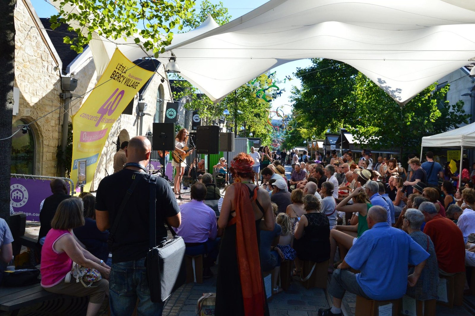 NIUVER_01 08 2013©Bercy Village Concert en plein air Bercy Village avec musicienne guitare et foule.