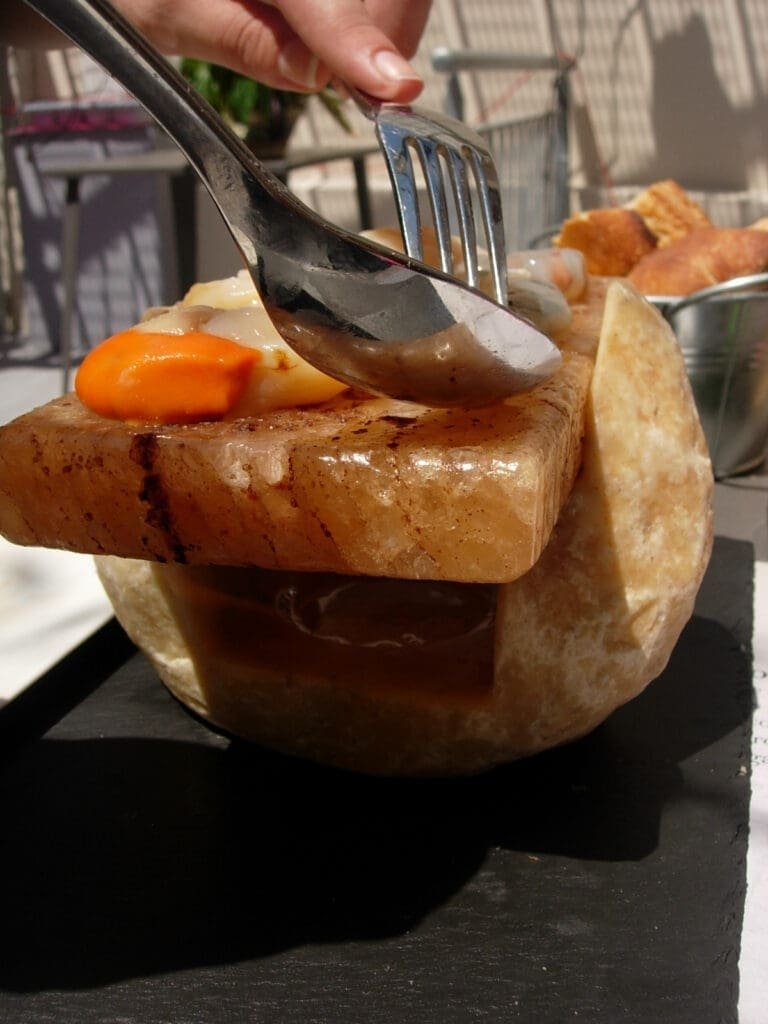 Fermier à la cuillère sur pain grillé avec jaune d'œuf et crevettes.