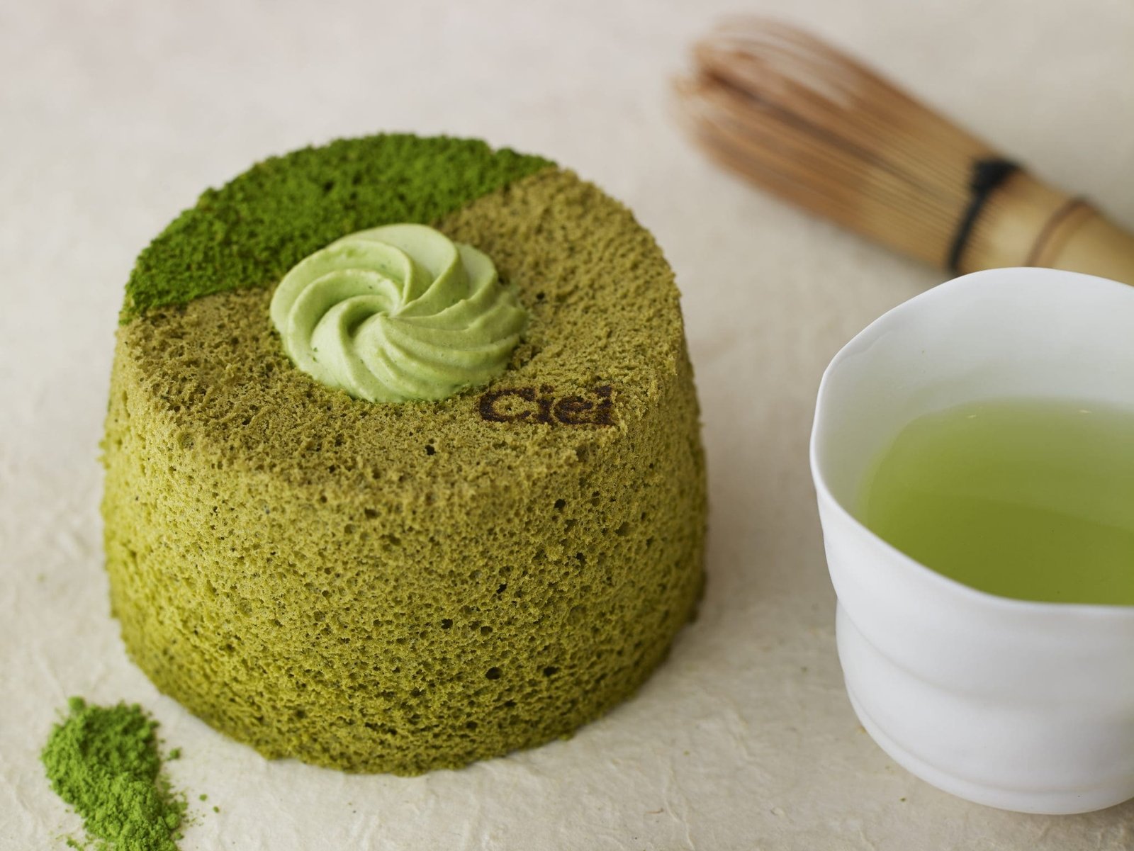 Angel Cake matcha Ciel avec thé et fouet à matcha (chasen)