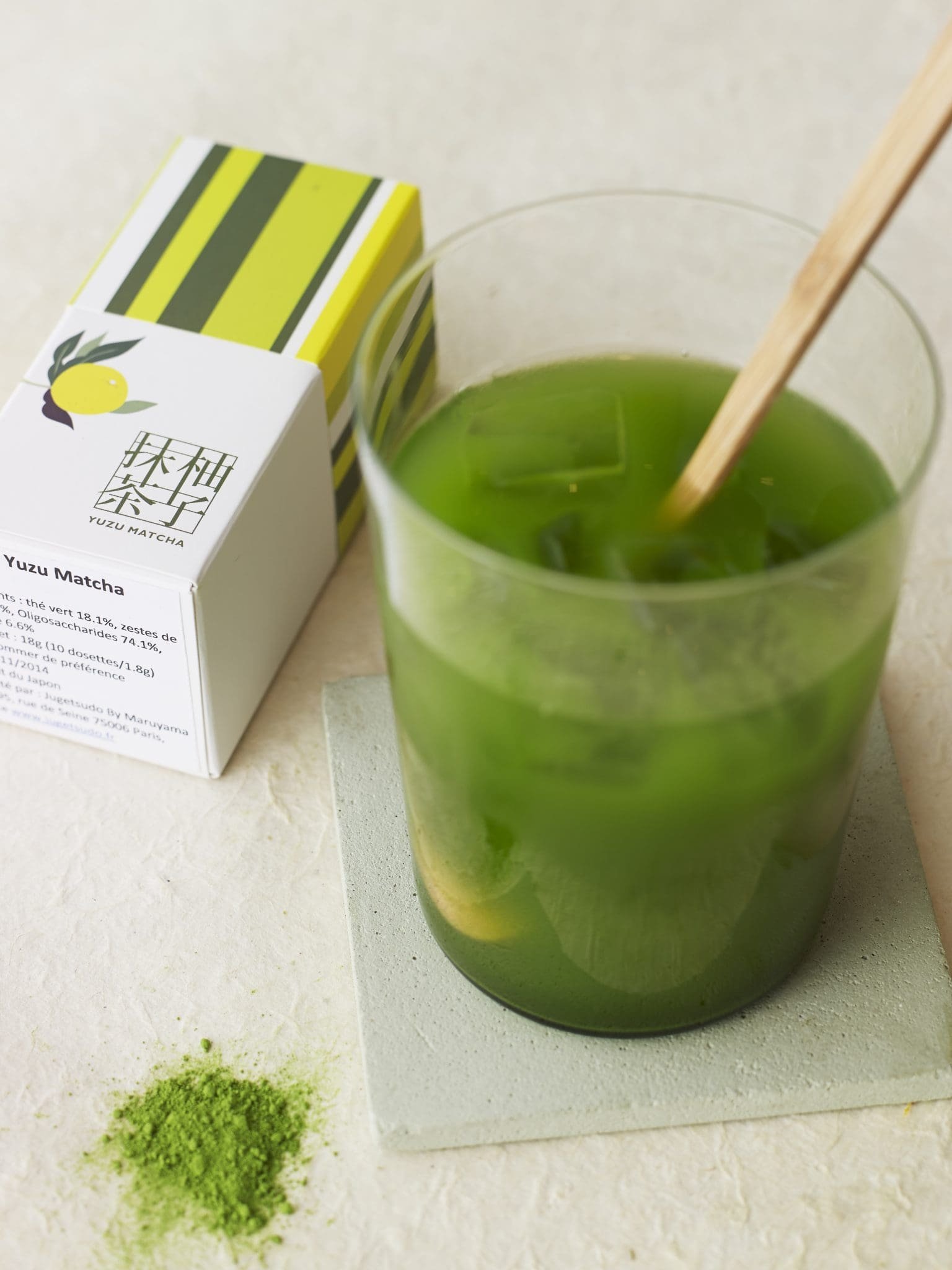 Yuzu Matcha glacé, poudre de thé vert et boîte Yuzu Matcha.